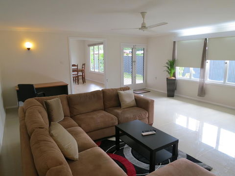 Edge Hill Clean & Green Cairns, 7 Minutes From The Airport, 7 Minutes To Cairns CBD & Reef Fleet Terminal - Tourism Townsville 0