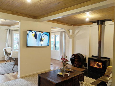 El Camino Country Cottage With Terrace And Stunning Views - Tourism Townsville 3