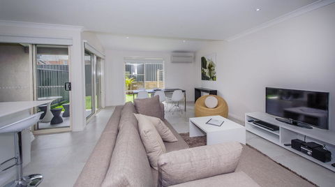 Escape At Nobbys Executive Townhouse 1 74 Pacific Drive - Tourism Townsville 2