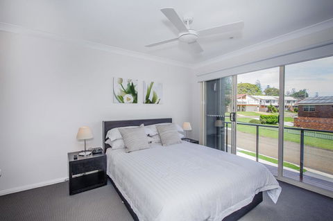 Escape At Nobbys Executive Townhouse 1 74 Pacific Drive - Tourism Townsville 3