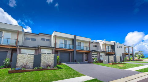 Escape At Nobbys Executive Townhouse 1 74 Pacific Drive - Tourism Townsville 0