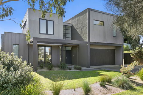 Fabulous Home - Families Only - Tourism Townsville 1