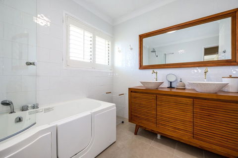 Fabulously Presented Family Retreat On Bribie Island - Tourism Townsville 3