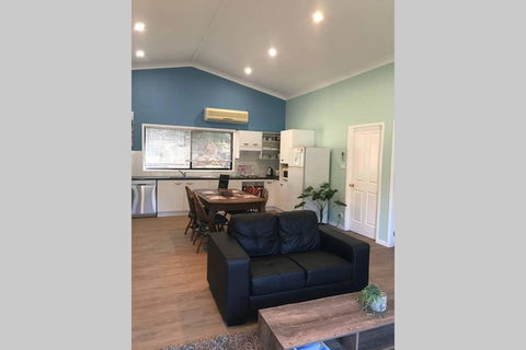 FAIRVIEW COTTAGE 25B - Waterfront Accommodation - Tourism Townsville 3