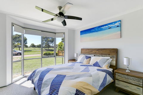 Fairway Views Pet Friendly House With WiFi, AC, Heating, Walk To Beach - Tourism Townsville 1