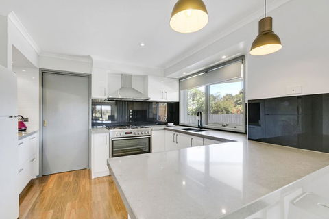 Fairway Views Pet Friendly House With WiFi, AC, Heating, Walk To Beach - Tourism Townsville 3