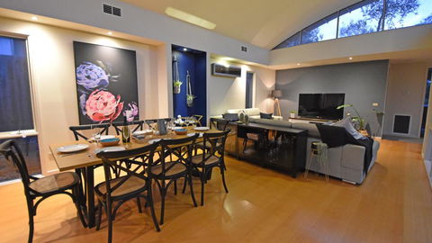 FLORENCE HOUSE Sundrenched Luxury With Pool & Deck - Tourism Townsville 3