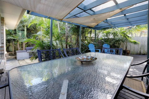 FRANGIPANI BEACH HOUSE - PET FRIENDLY 22 Belbourie Cres Boomerang Beach - Tourism Townsville 2
