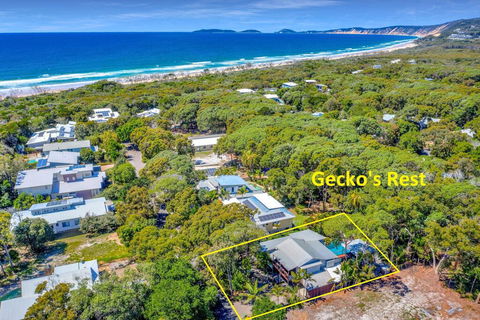 Gecko's Rest - Rainbow Shores, Executive Beach House, Pet Friendly, Pool, Wi-fi - Tourism Townsville 1