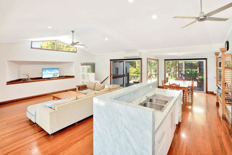 Gecko's Rest - Rainbow Shores, Executive Beach House, Pet Friendly, Pool, Wi-fi - Tourism Townsville 3