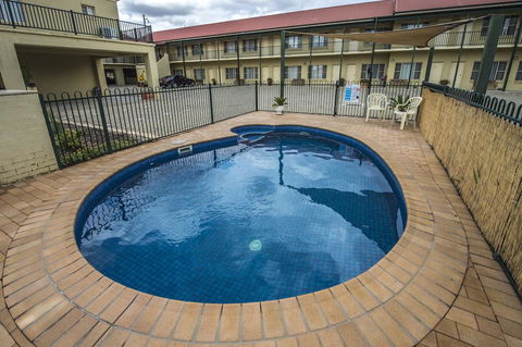 Golden Guitar Motor Inn - Tourism Townsville 3