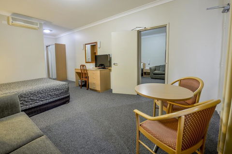 Golden Guitar Motor Inn - Tourism Townsville 0