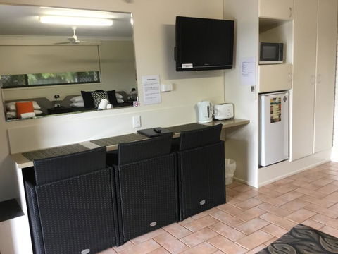 Golden Palms Motor Inn - Tourism Townsville 3