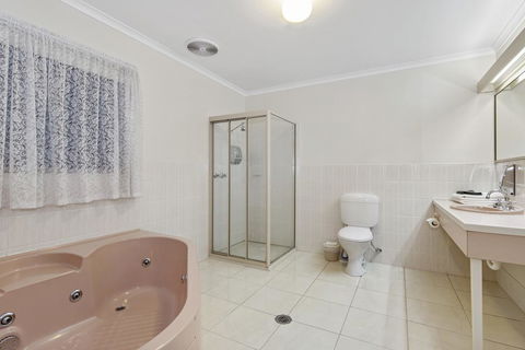 Golden Square Motor Inn - Tourism Townsville 3