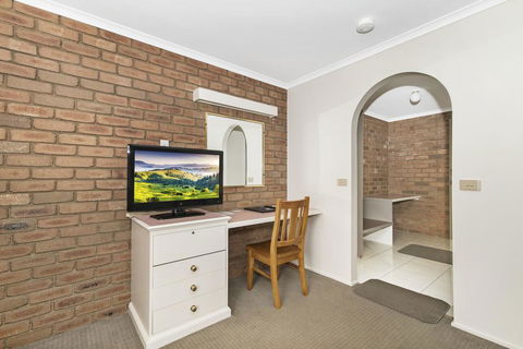 Golden Square Motor Inn - Tourism Townsville 1