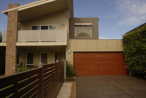 Grand Escape McKenzie - Boutique Rentals - Tourism Townsville 1