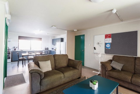 Guild House 6 Bedroom Flat - Tourism Townsville 0