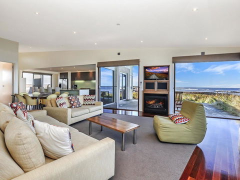HEARN'S BEACHSIDE VILLA 9 - Tourism Townsville 2