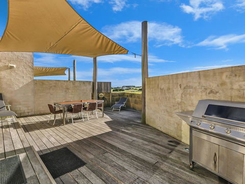 HEARN'S BEACHSIDE VILLA 9 - Tourism Townsville 1