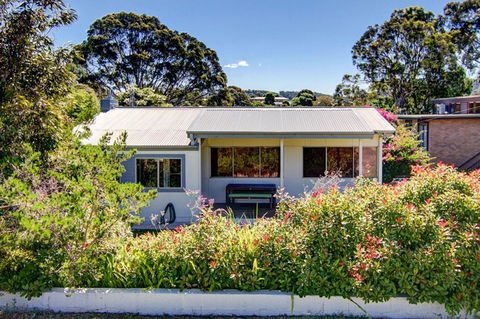 Henny's Of Merimbula - Tourism Townsville 0