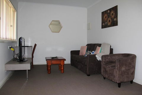 Hibernian Hotel - Tourism Townsville 3
