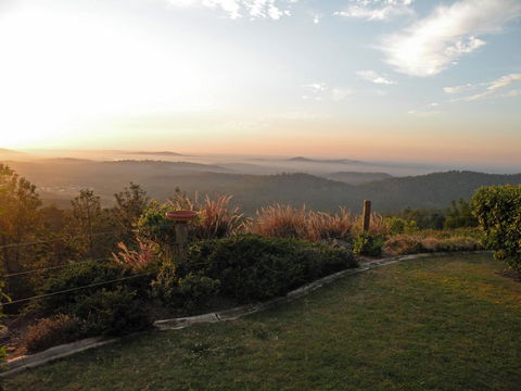 Highwood Park B&B Guest Lodge - Tourism Townsville 1