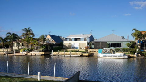 Holiday House - Tourism Townsville 0