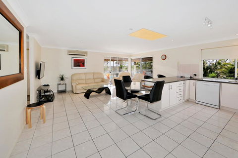 Hook Wine And Sinker Hervey Bay - Tourism Townsville 1