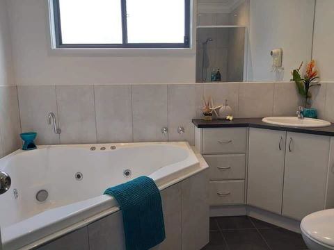 Island Cove Spa Retreat - Tourism Townsville 2