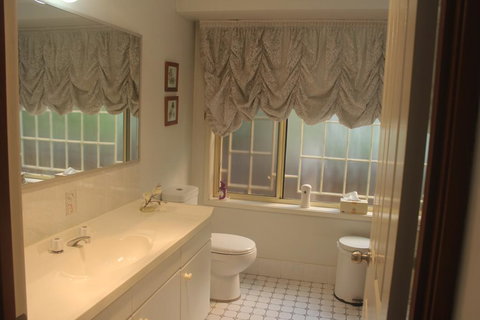 JOHN HUNTER B&B - Tourism Townsville 1