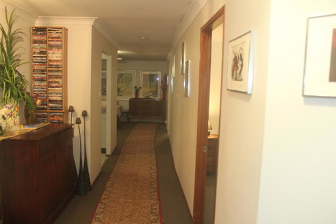 JOHN HUNTER B&B - Tourism Townsville 0