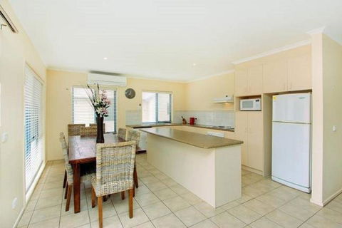 Kava Villa Cowes - Tourism Townsville 3
