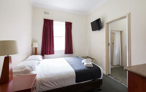 Knickerbocker Hotel - Tourism Townsville 0