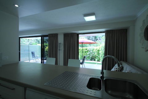 La Mer Holiday Apartments - Tourism Townsville 0