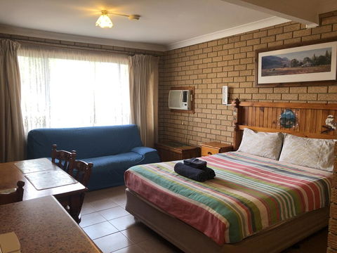Lake Front Motel - Tourism Townsville 0