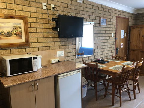 Lake Front Motel - Tourism Townsville 3