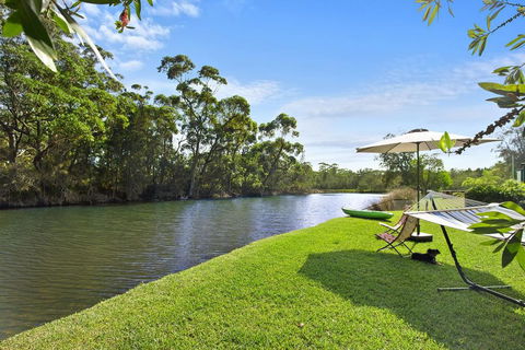 Lake Frontage Family Fun Home - Tourism Townsville 0