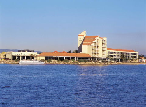 Lakes Hotel - Tourism Townsville 0
