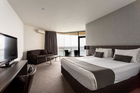 Lakes Hotel - Tourism Townsville 1