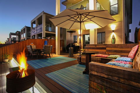 Lakeside Deck House - Tourism Townsville 2
