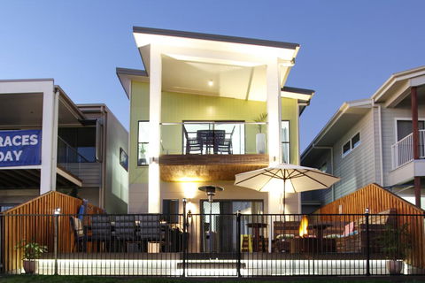 Lakeside Deck House - Tourism Townsville 3