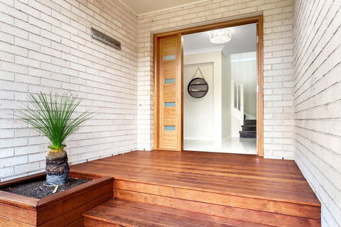 Laze @ Lemon Tree - Tourism Townsville 0