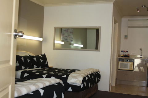 Leagues Motel - Tourism Townsville 3