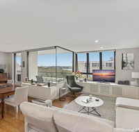 Light filled apartment with sweeping harbour views - Tourism Townsville