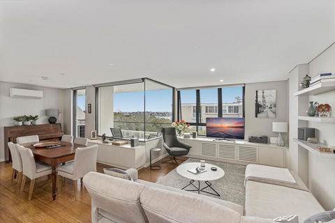 Light Filled Apartment With Sweeping Harbour Views - Tourism Townsville 0