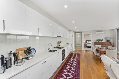 Light Filled Apartment With Sweeping Harbour Views - Tourism Townsville 2