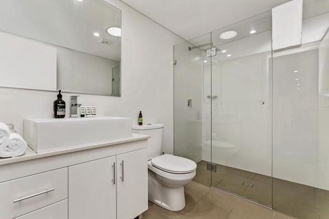 Light Filled Apartment With Sweeping Harbour Views - Tourism Townsville 3