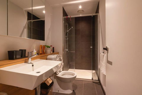 LUXE 2B Apartment Fully Furnished With Pool And Gym - Tourism Townsville 0