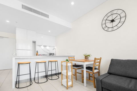 Luxe Apartment With Balcony And Pool Near Galleries - Tourism Townsville 1
