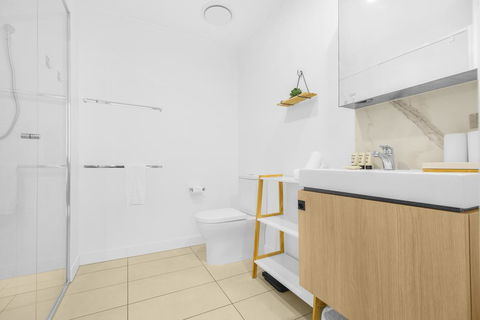 Luxe Apartment With Balcony And Pool Near Galleries - Tourism Townsville 3